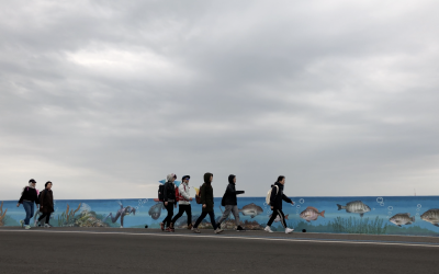 사진10 -순례자들이 금성교회에서 한림교회로 가는 7km 해변길을 걷고 있다.